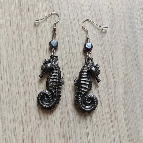 Boucles d'oreilles hippocampe gothique maritime, collection l'étreinte de neptune, perle gris foncé et argent sombre