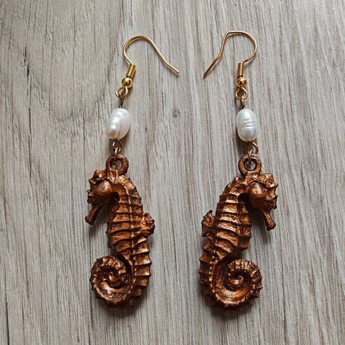 Boucles d'oreilles hippocampe gothique maritime, collection l'étreinte de neptune, coloris doré antique