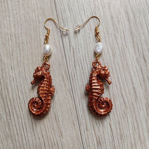 Boucles d'oreilles hippocampe gothique maritime, collection l'étreinte de neptune,  perle crème foncé et cuivré