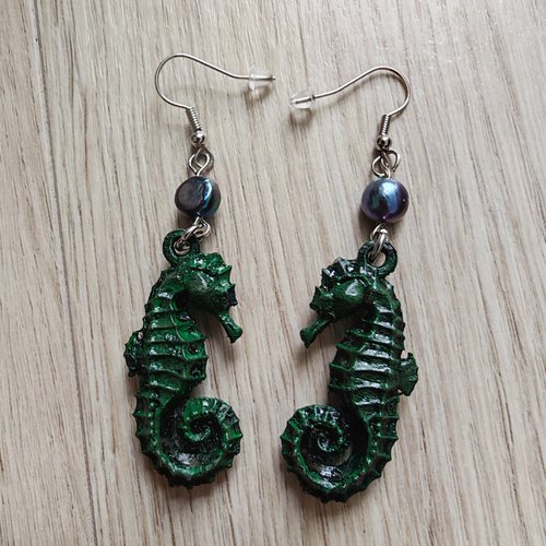 Boucles d'oreilles hippocampe gothique maritime, collection l'étreinte de neptune,  perle gris foncé et noir/vert profond.
