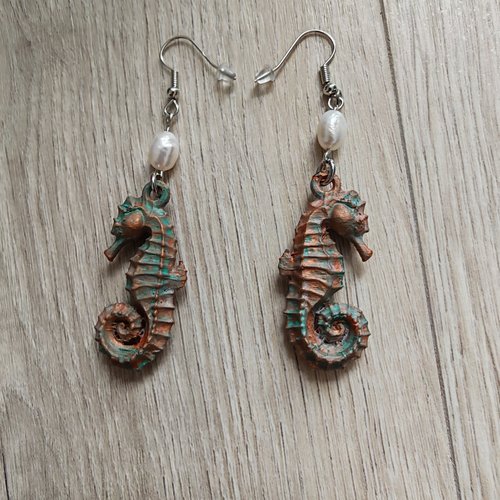 Boucles d'oreilles hippocampe gothique maritime, collection l'étreinte de neptune, coloris cuivre oxydé