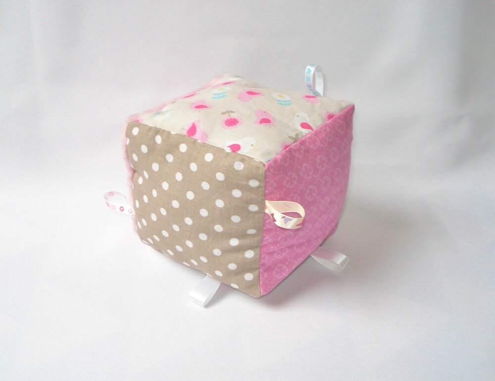 Gros Cube D Eveil Cube Doudou Pour Bebe Montessori Un Grand Marche