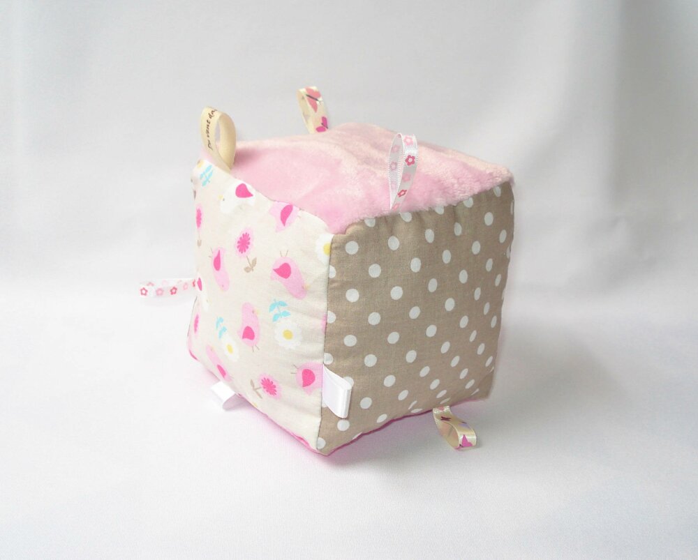 Gros Cube D Eveil Cube Doudou Pour Bebe Montessori Un Grand Marche