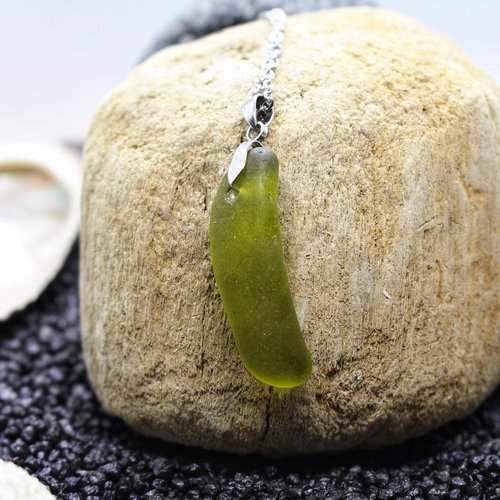 Collier avec pendentif nami verre dépoli vert olive et chaine argentée