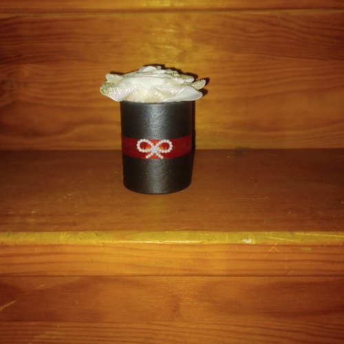 Petit pot avec rose velour blanc