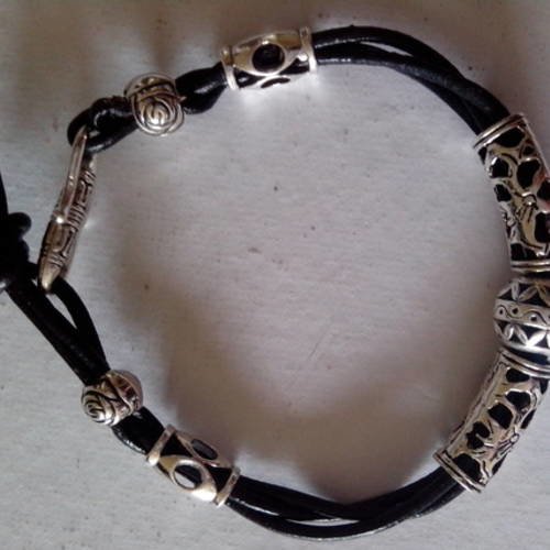 Filipine 12 - bracelet cuir et perles metal