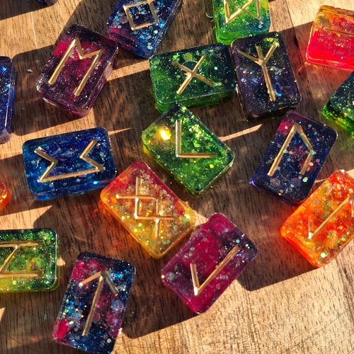 Runes vikings en résine époxy iridescente – jeu de 24 runes divinatoires – runes nordiques artisanales
