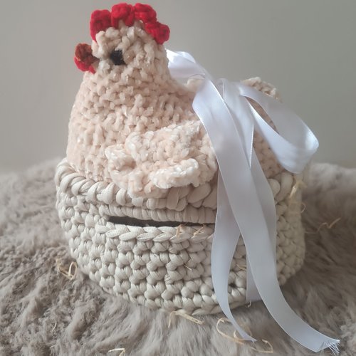 Poule en crochet sur son nid - pièce décorative artisanale