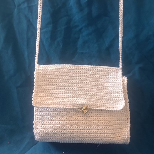 Petit sac écru en crochet fait main et fermoir doré