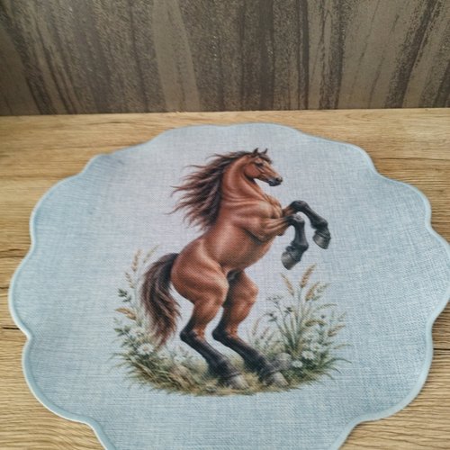 Centre de table en tissu motif cheval cabré 37 cm