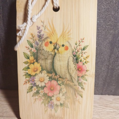 Planche décorative 19x11 cm - perruche calopsittes et fleurs, bois naturel à suspendre