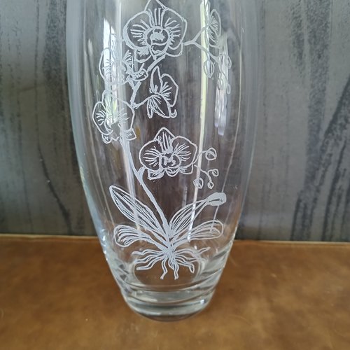 Magnifique vase en verre gravé d'un motif d'orchidées