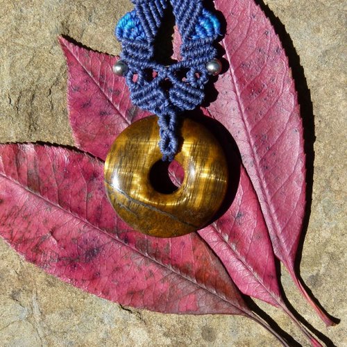 Collier artisanal macramé bohème - pendentif donut œil de tigre – bleu - bijou unique, fait main