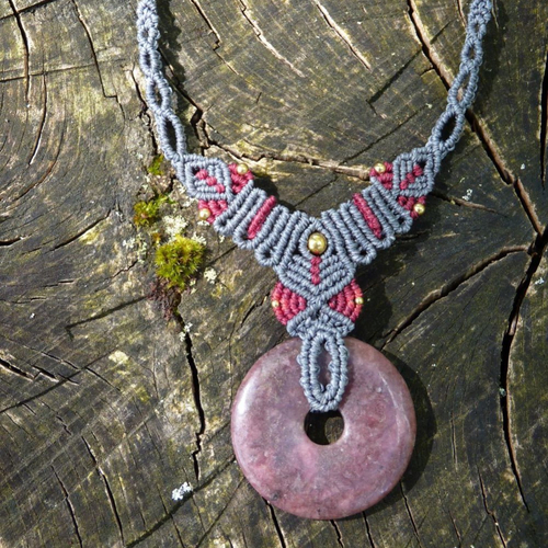 Collier bohème artisanal macramé - pendentif donut  rhodonite – gris cendré, rouge - bijou unique fait main.