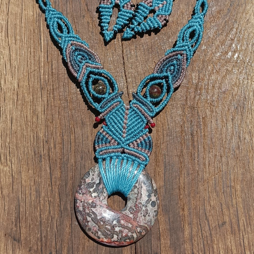 Collier bohème artisanal macramé - pendentif donut jaspe léopard – vert - bijou unique fait main.