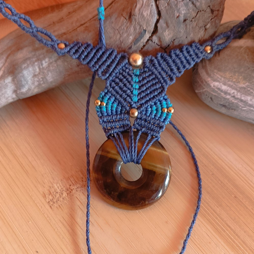 Collier artisanal bleu en macramé & œil de tigre – un bijou fait main alliant puissance, ancrage et style bohème chic.