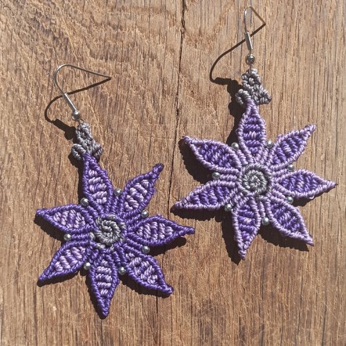 Boucles d'oreilles pendantes en macramé - fleur - violet, lilas - bijou artisanal unique - bohème