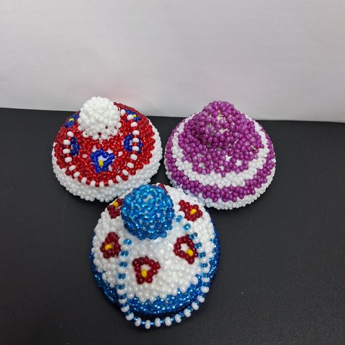 Lot de 3 bonnets de noël en perles de rocailles – décoration sapin artisanale – 4 cm