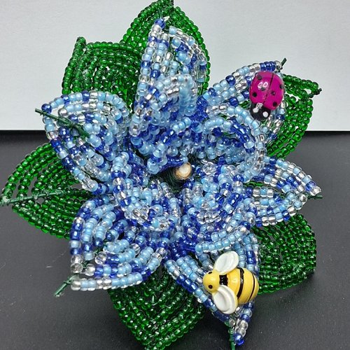 Fleur bleu en perles de rocaille