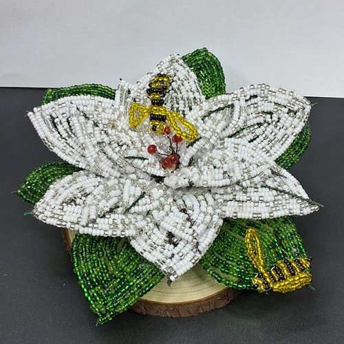 Lys en perles blanches avec abeilles – pièce artisanale unique