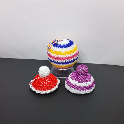 Coffret déco sapin : 1 boule + 2 bonnets de noël en perles – artisanale – 4-5 cm