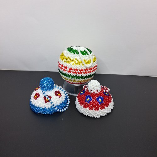 Coffret déco sapin : 1 boule + 2 bonnets de noël en perles – artisanale – 4-5 cm