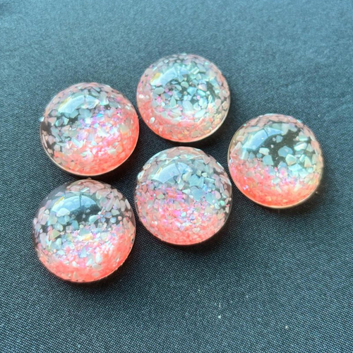Cabochon de couleur rose en résine