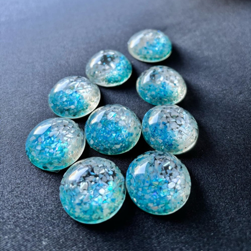 Cabochon de couleur bleu ciel en résine