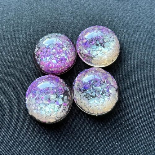 Cabochon de couleur violet en résine