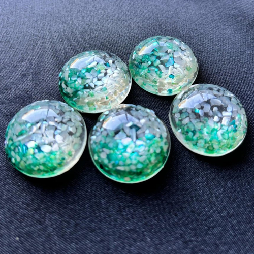 Cabochon de couleur vert en résine