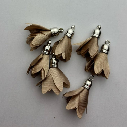Lot 2 pompons beige foncé en tissu acrylique forme tulipe fleur