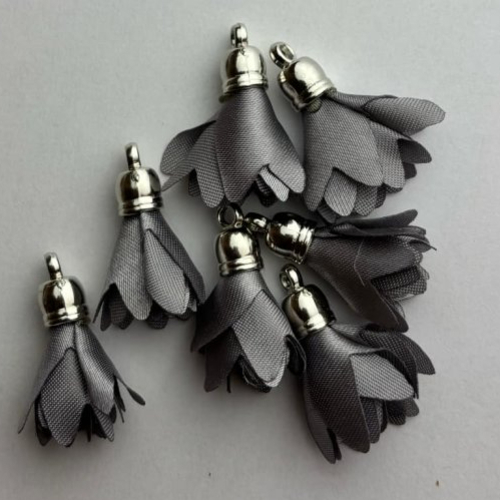 Lot 2 pompons gris en tissu acrylique forme tulipe fleur
