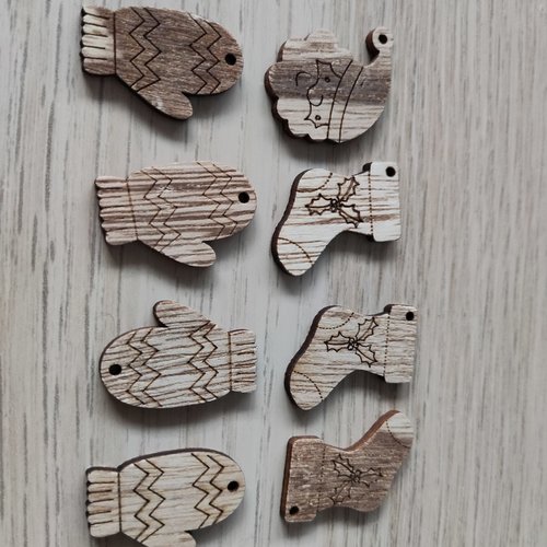 Lot de 08 figurines de noël assorties en bois gravé