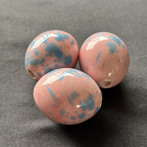 Une grande perle en céramique rose et bleu  peinte à la main