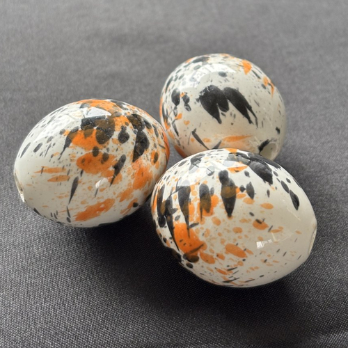 Une grande perle en céramique blanc et orange peinte à la main