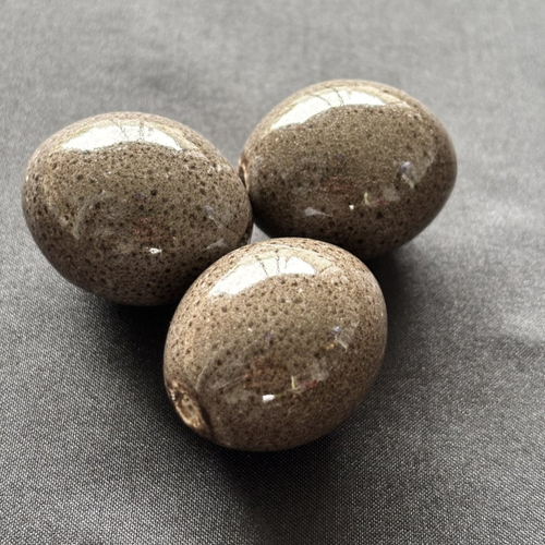 Une grande perle en céramique marron  peinte à la main