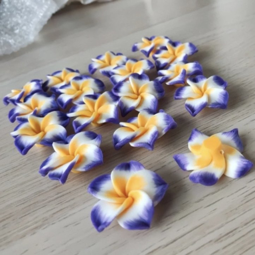 Lot de 02 grandes fleurs en polymère jaune orangé, blanc et violet