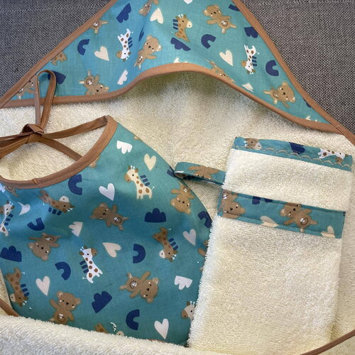 Cape de bain à capuche écru + bavoir + gant imprimé girafe et nounours 76cm