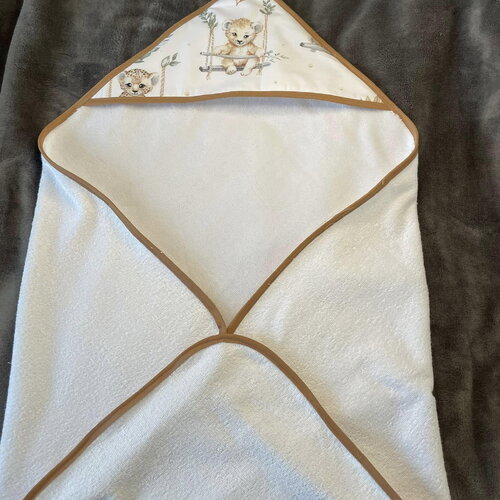 Cape de bain à capuche et blanche imprimé lionceau 74cm - lionceau à la balnaçoire