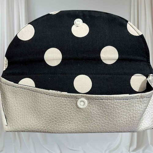 Etui à lunettes imilicuir argenté - bouton pression - doublure colorée noir à pois blancs-18x8cm