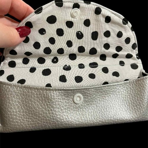 Etui à lunettes imilicuir argenté - bouton pression - doublure blanche à taches noires-18x8cm