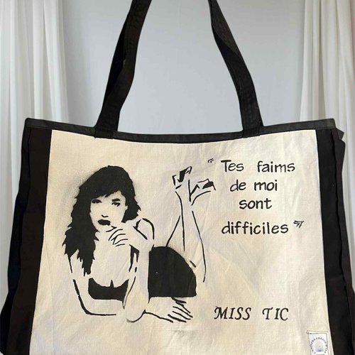 Grand tote bag miss tic -  sac peint à la main  -citation miss tic-  création unique et écoresponsable