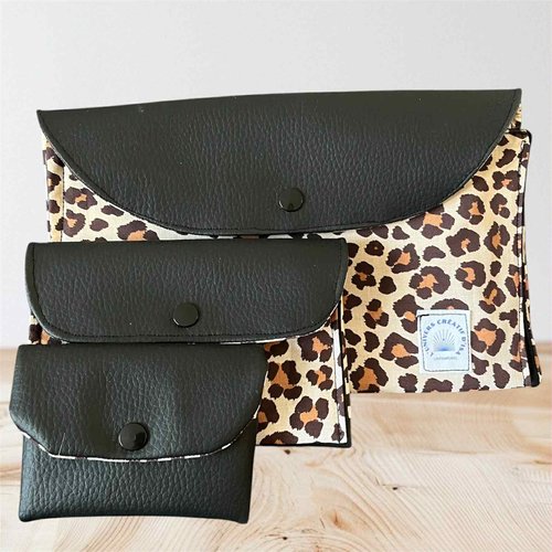 Coffret cadeau léopard –2 pochettes et 1 porte-cartes similicuir noir et tissu coton léopard  l’univers créatif d’isa