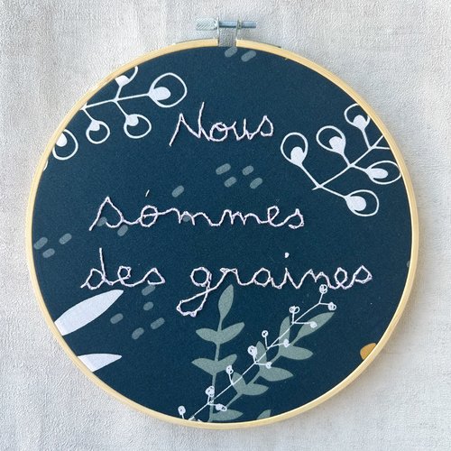 Décoration brodée "nous sommes des graines"