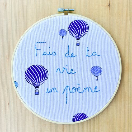 Décoration brodée "fais de ta vie un poème"