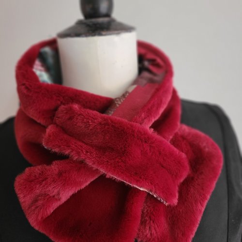 Petit col en  fourrure rouge