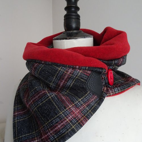 Col écharpe écossais rouge et gris