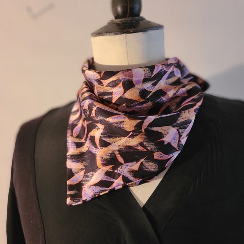 Tour de cou en  triangle à motifs en soie