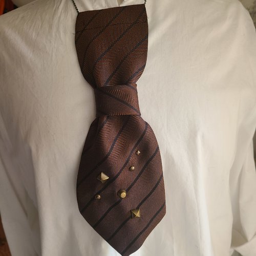 Collier cravate marron et clous bronze