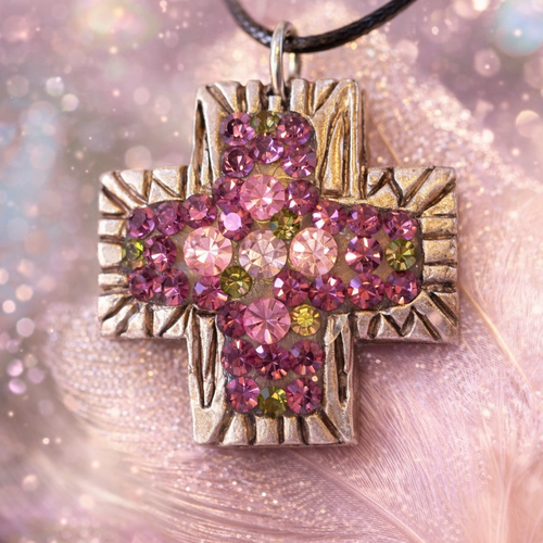 Collier souple : cordon coton enduit et pendentif croix avec brillants violet, vert et rose